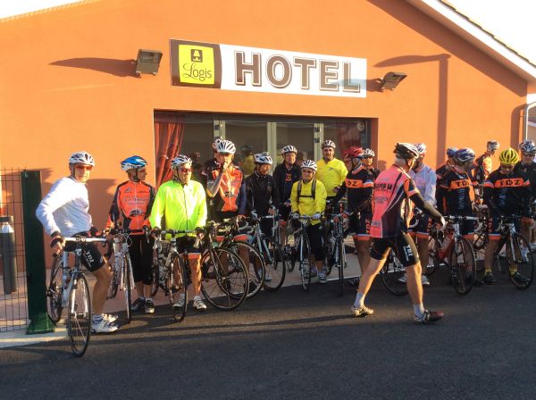club cycliste au départ de l'hôtel